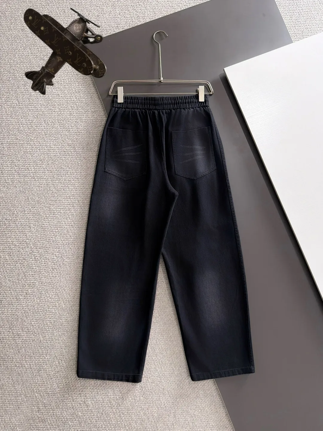 Next day shipment P195 Balenciaga High Quality 2026 Autumn and Winter New Arrival elastic band casual pants, counter-customized fabrics, Breathable, high comfort, impeccable details, brand element design concept, reflecting high quality. It feels delicate and soft! It presents a casual cut and the upper body shape is great! Sizes:S-3XL
